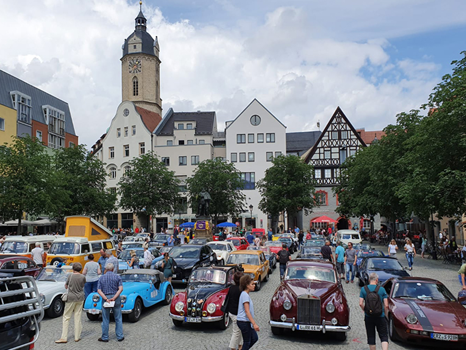 Gewinner Stefan Timmer (r.) nimmt die Opel-Kadett-Schlüssel von Spender Ralf von Essen entgegen.