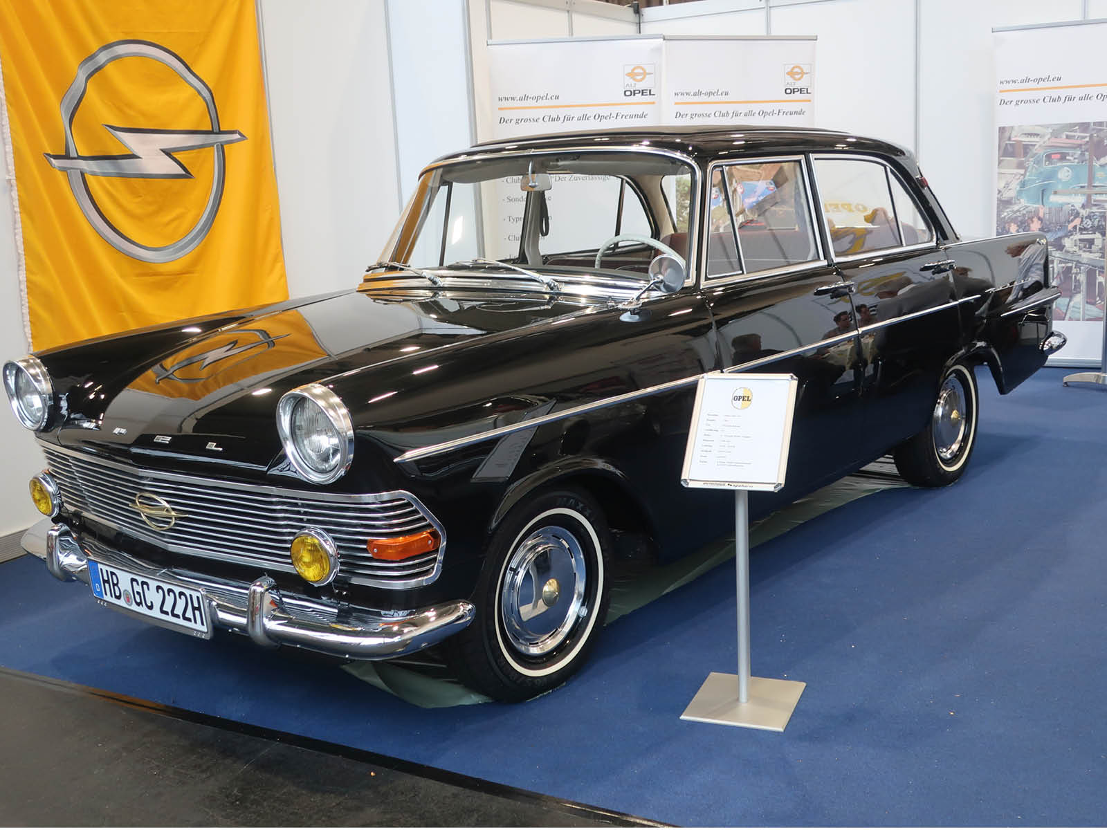 Blickfang bei der Alt-Opel-IG: viertüriger Opel P2-Rekord Baujahr 1962
