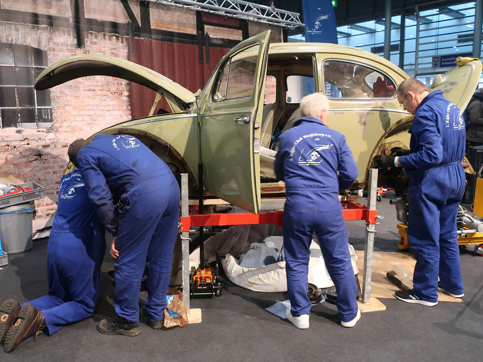 Die Schrauber vom 1. Käfer-Club Wolfsburg bei der Wiederbelebung eines VW