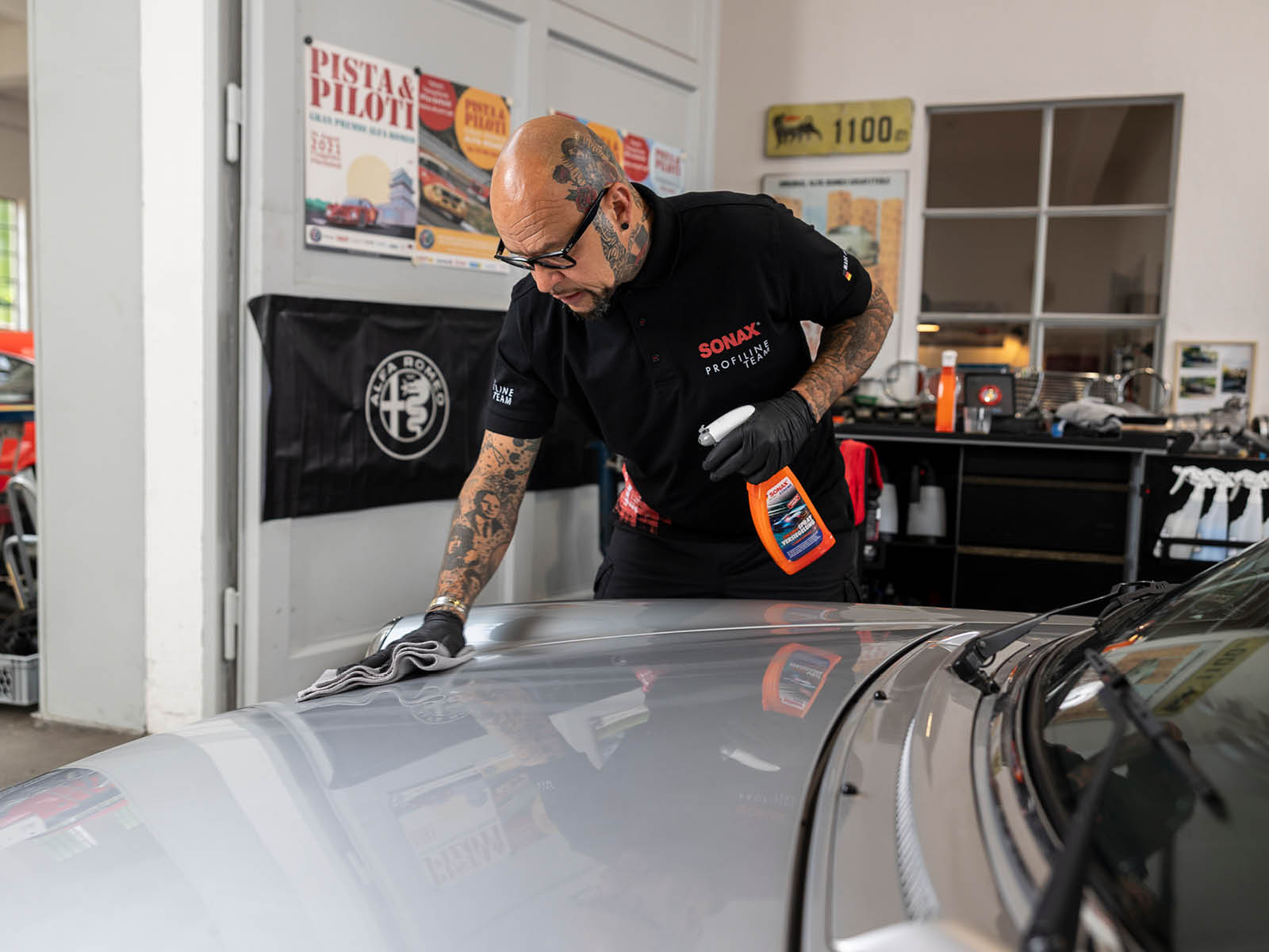 Sonax Mastertrainer Michael Marx empfiehlt für jüngere Klassiker und Alltagsfahrzeuge die „SONAX XTREME Ceramic Spray Versiegelung“, die einen strahlend gepflegten Lack mit dauerhaftem Schutzschild gegen Witterungseinflüsse und „Lackfresser“ erzeugt.