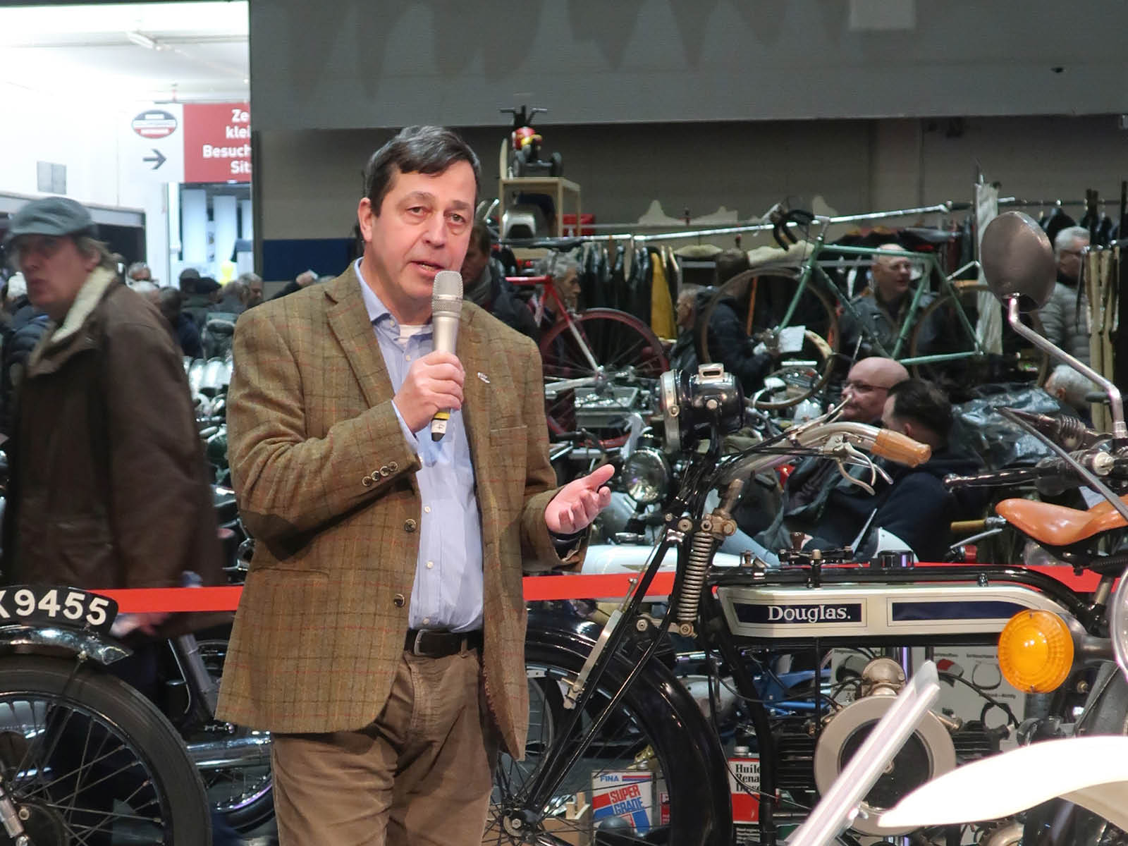 Moderierte die Zweirad-Schau: PS.Speicher-Kurator und OLDTIMER-MARKT-Autor Andy Schwietzer