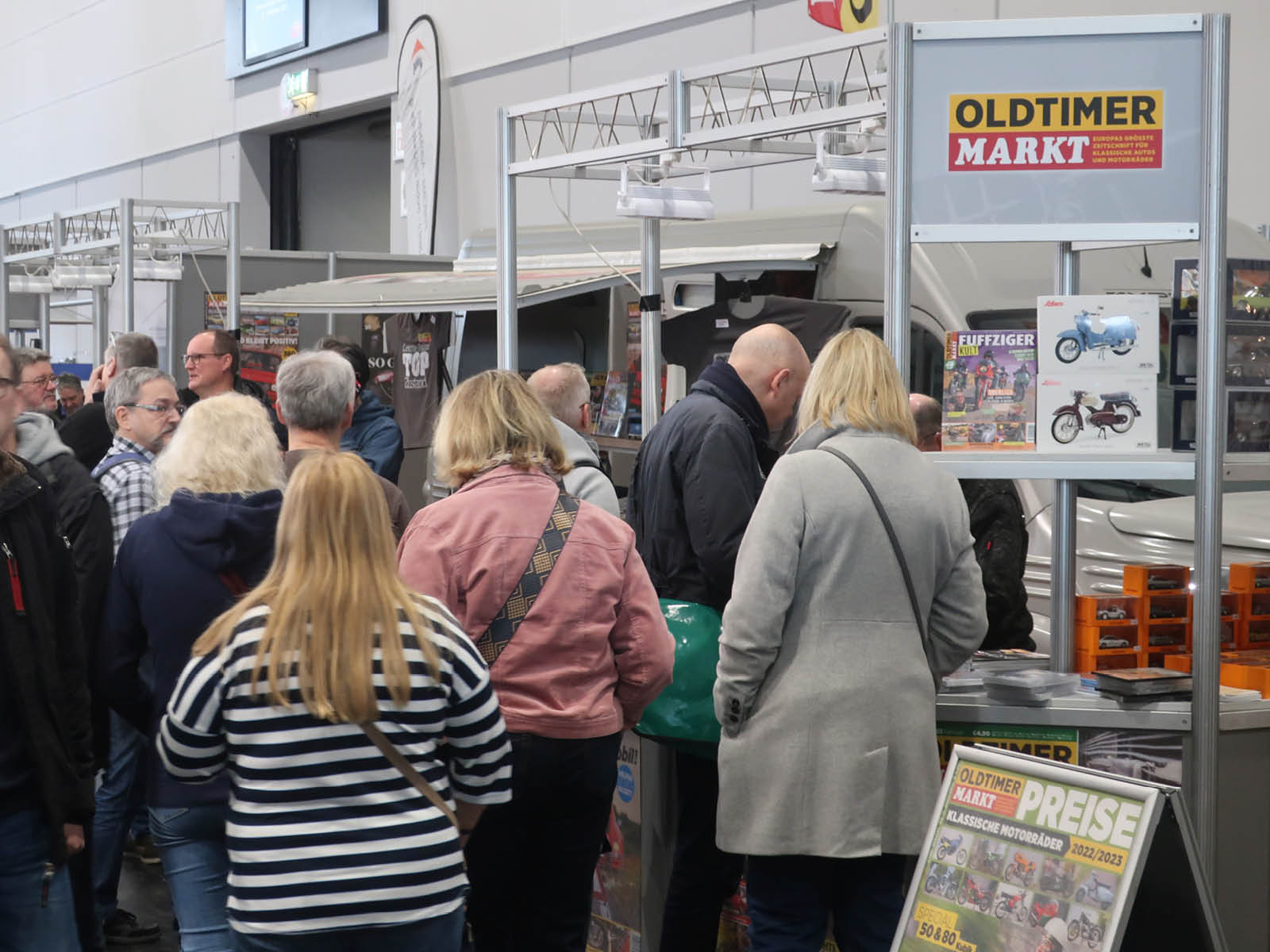 Am Samstag war zum Teil kein Durchkommen mehr: Andrang am OLDTIMER-MARKT-Stand