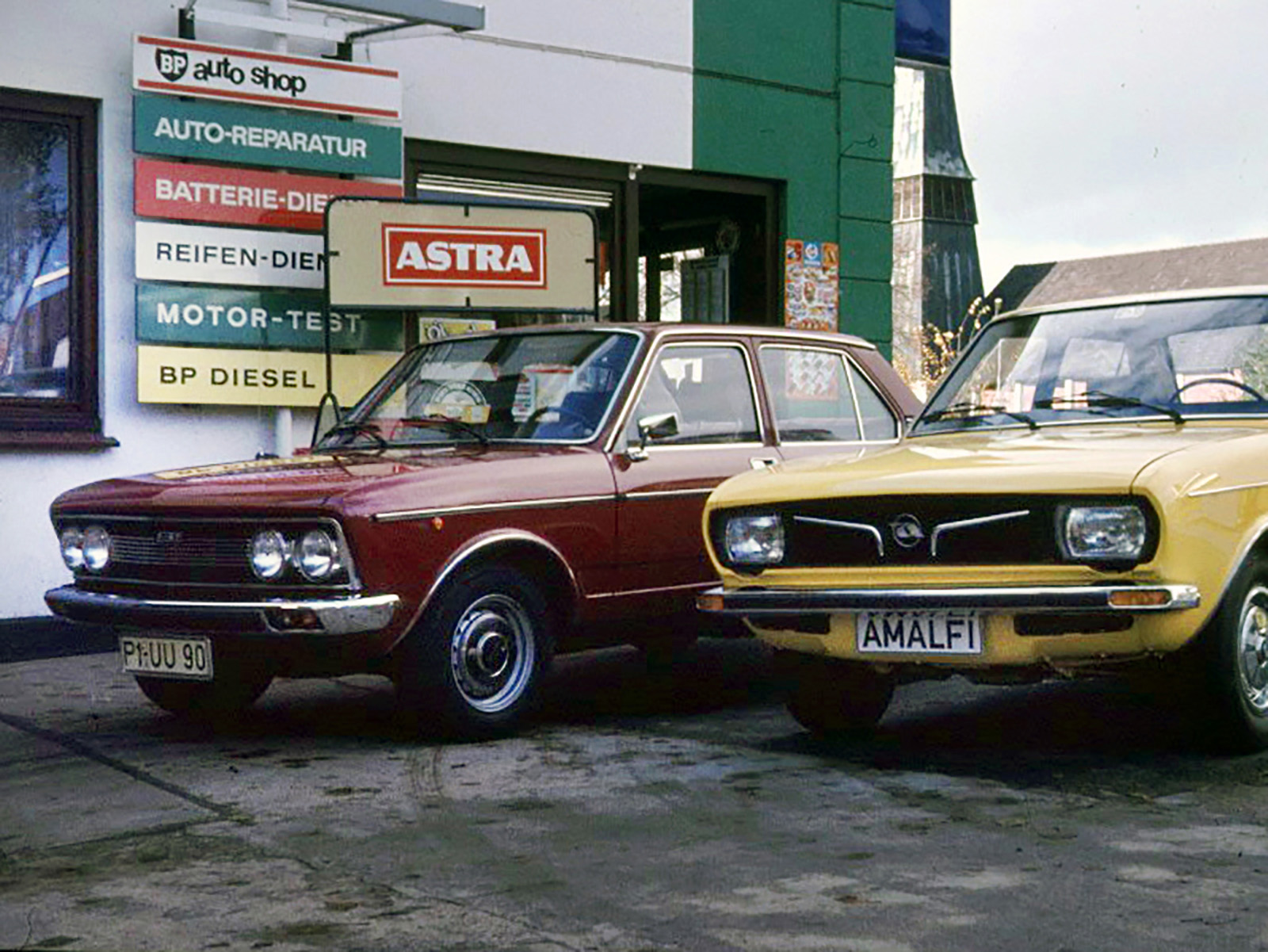 1974 bei Köppen in Tornesch, Kreis Pinneberg: der fertige Original-Amalfi neben einem Fiat 132, der dem Spenderfahrzeug entspricht.
