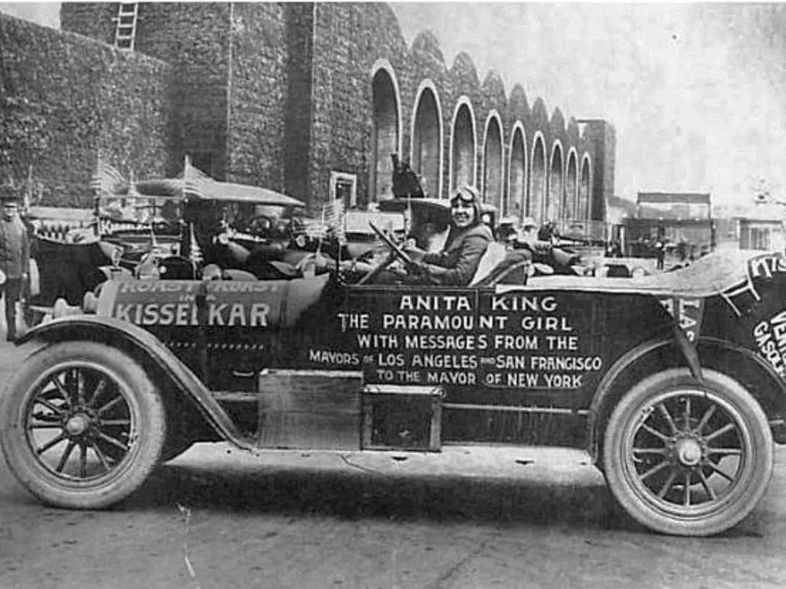 Am 25. August 1915 startete die 32-jährige US-Schauspielerin und Stunt-Fahrerin Anita King als erste Frau die Durchquerung der USA via Automobil
