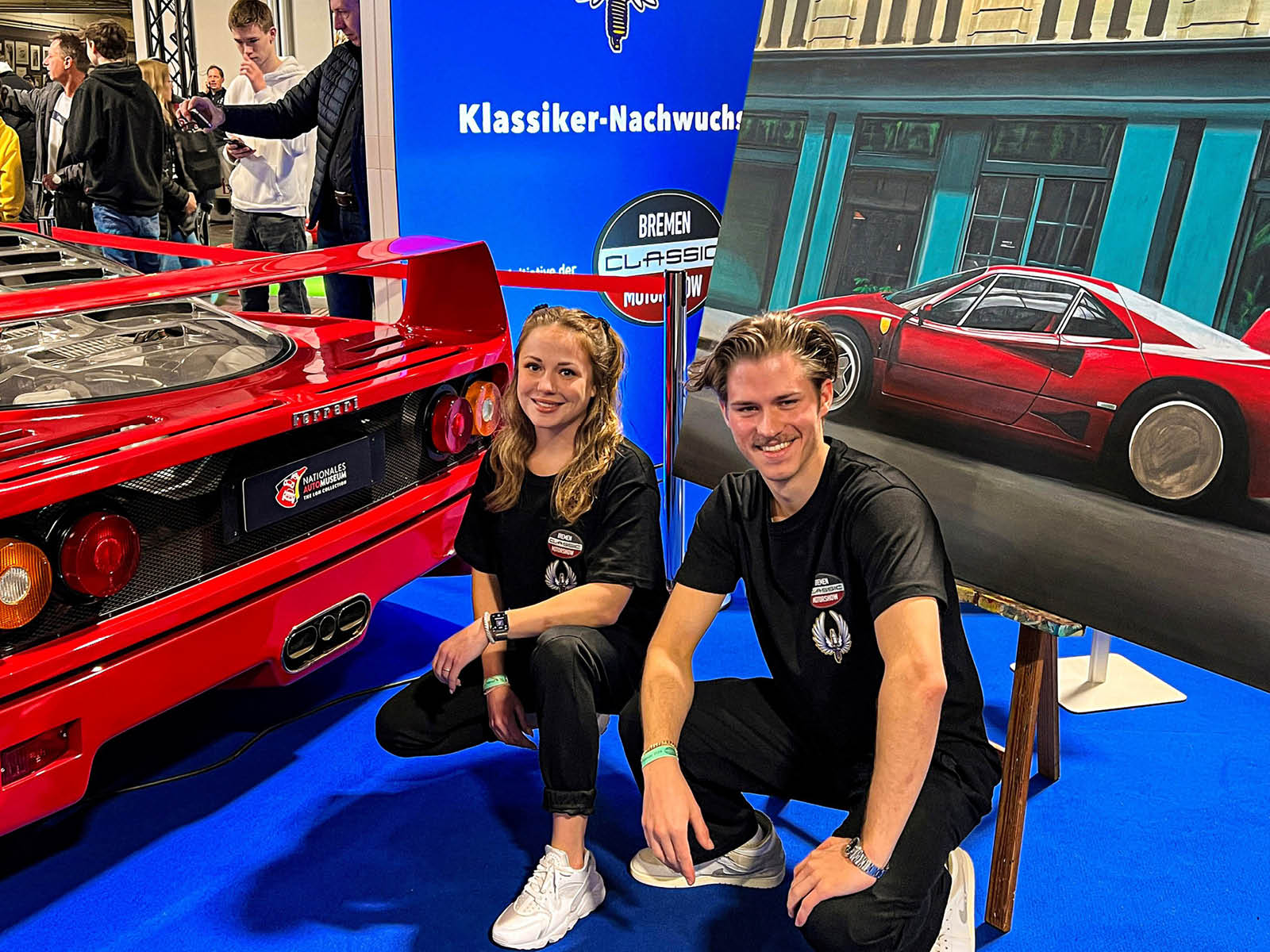 Initiatorin Smilla Blaube, Maler Hendrik Schmeer, Ferrari F40, Gemälde „Passion in Red“ (Bremen Classic Motorshow 2024)