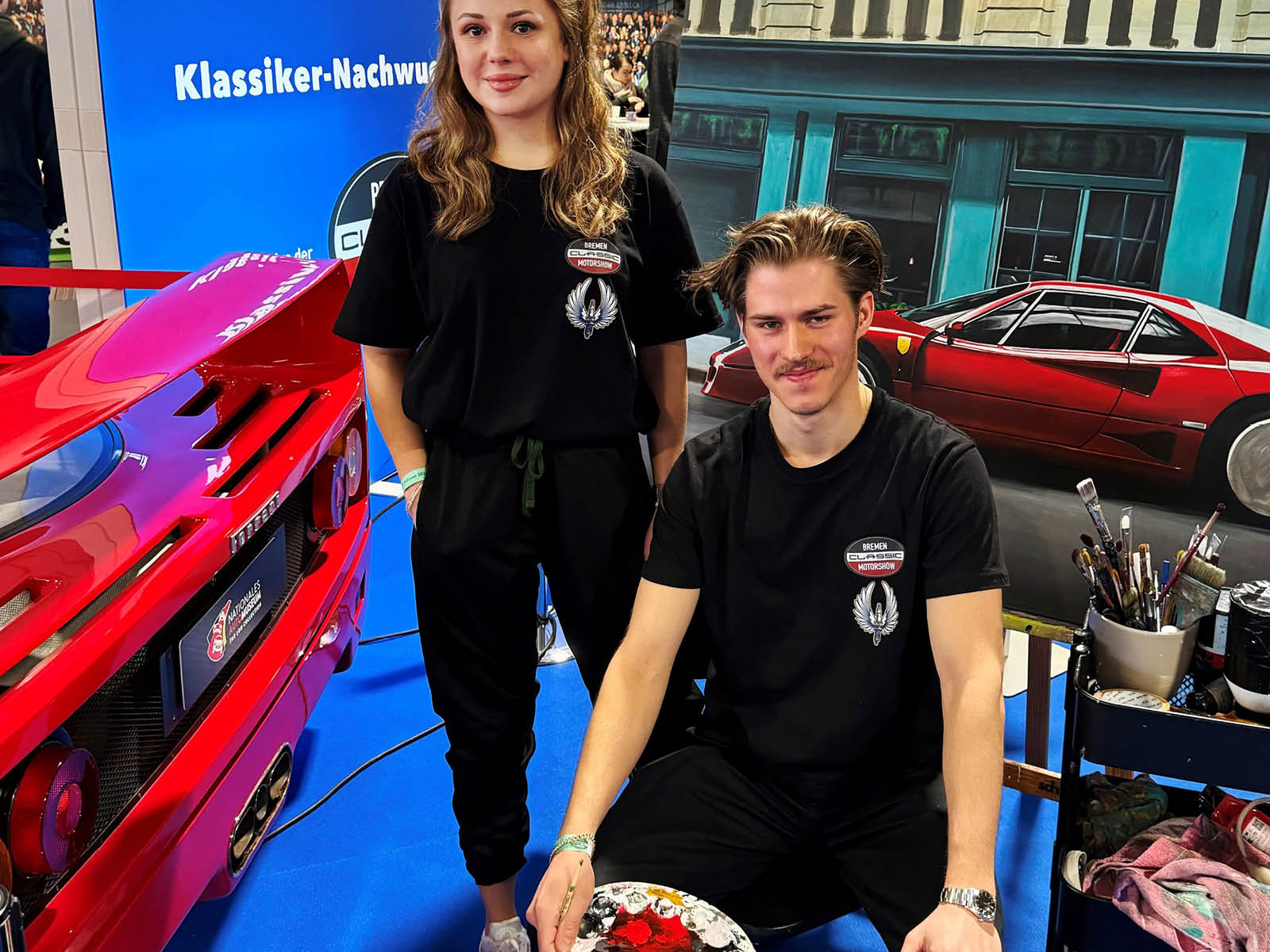 Initiatorin Smilla Blaube, Maler Hendrik Schmeer, Ferrari F40, Gemälde „Passion in Red“ (Bremen Classic Motorshow 2024)
