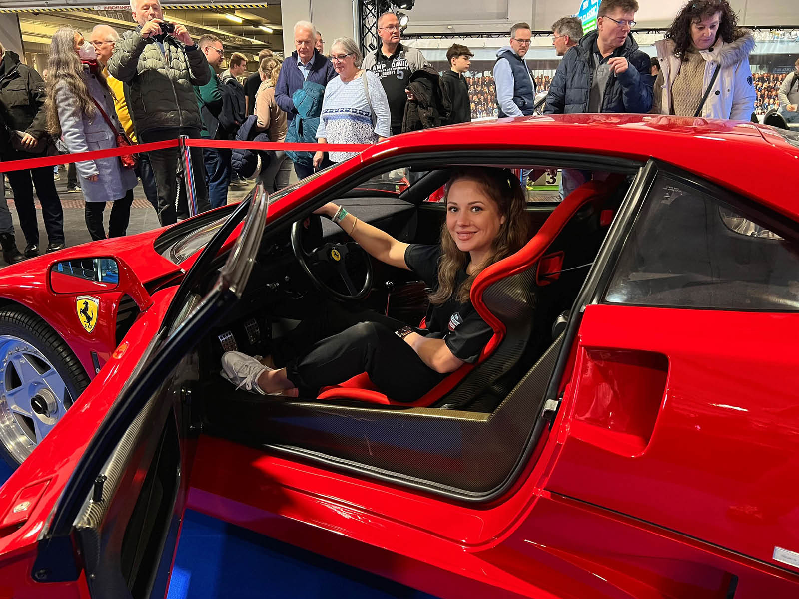 F40/U30-Initiatorin Smilla Blaube im Ferrari F40 (Bremen Classic Motorshow 2024)