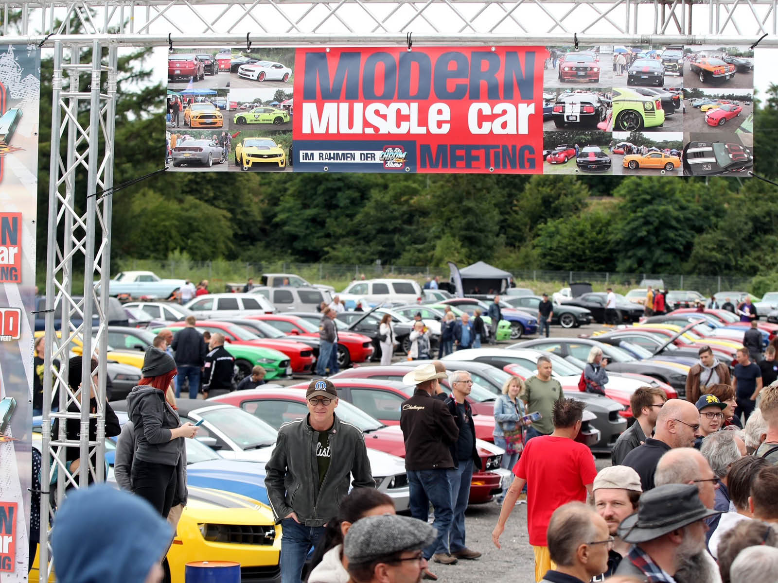 Reges Treiben auf der CHROM & FLAMMEN SHOW. Für moderne Muscle-Cars schaffen die Veranstalter eine separate Ausstellungsfläche