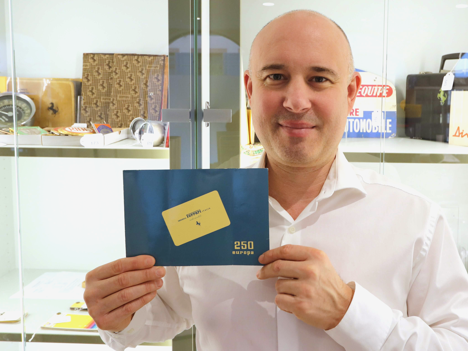 Auktionator Tobias Friedrich mit dem Rekordprospekt