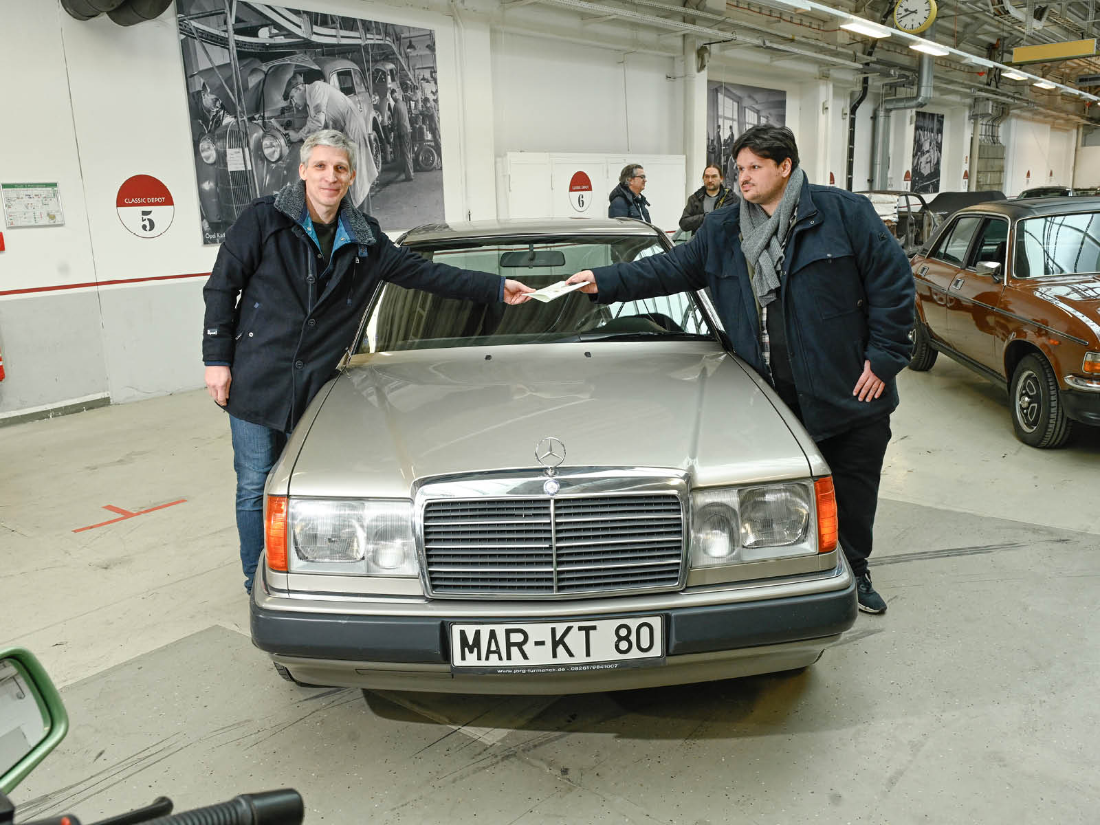 Gewinnübergabe Krebshilfe Oldtimer Markt