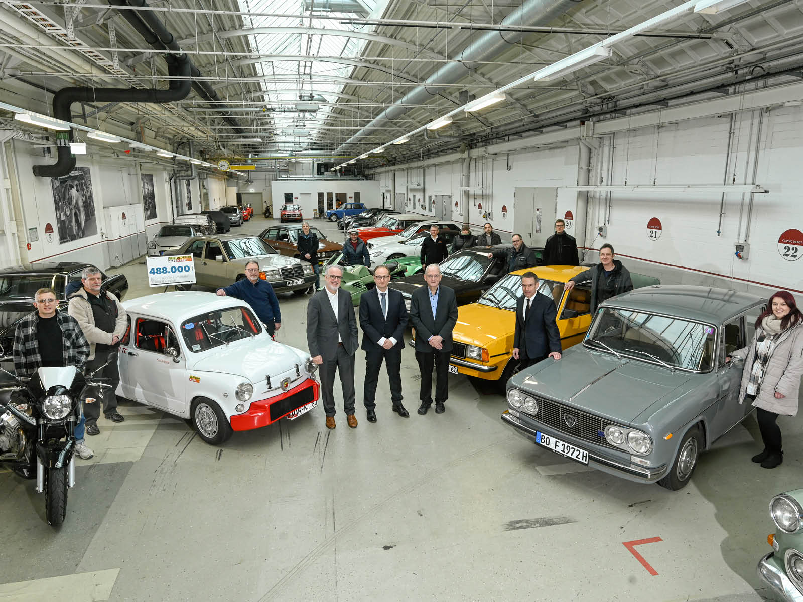 Gewinnübergabe Krebshilfe Oldtimer Markt