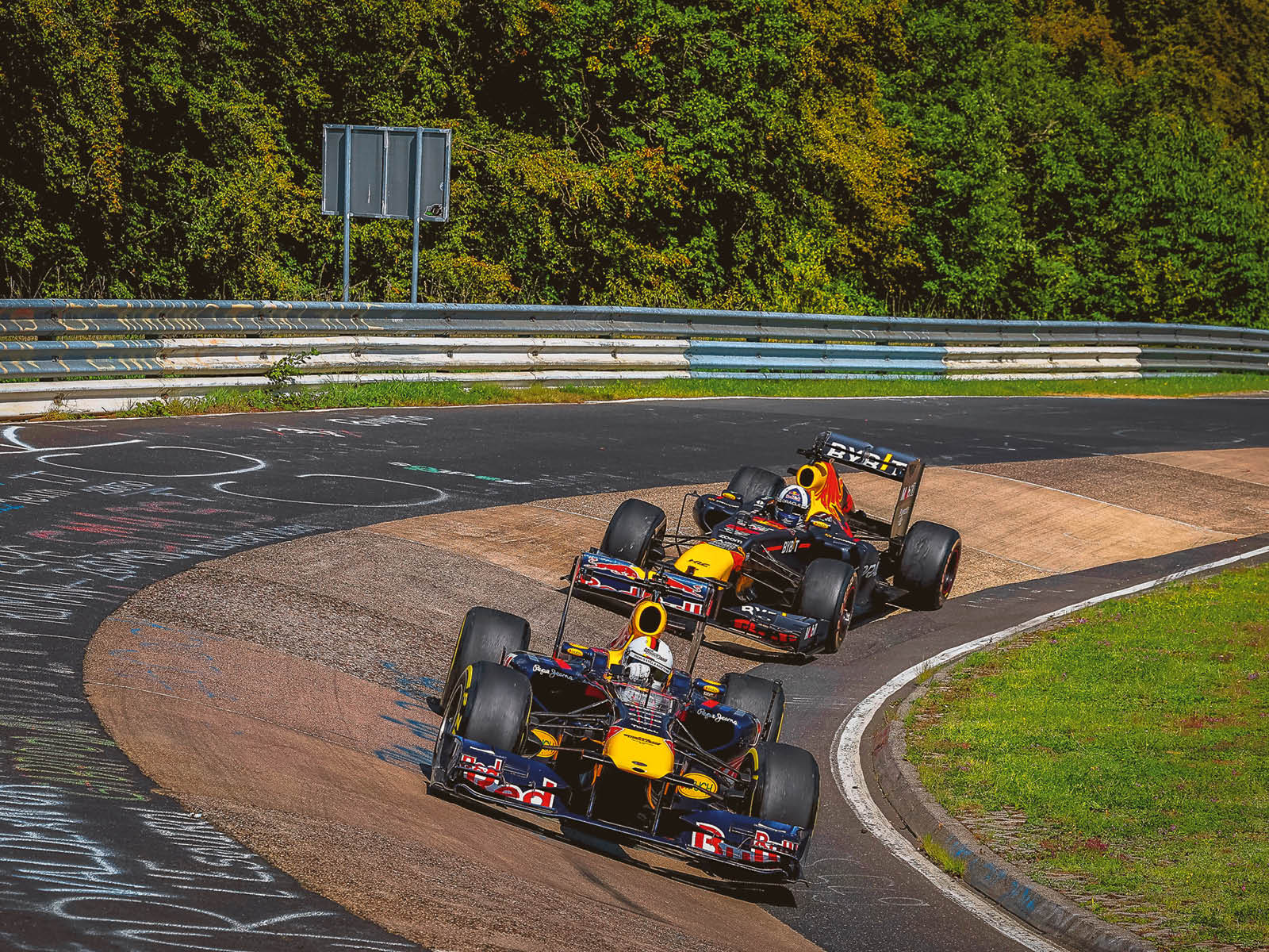 Formationsflug der Red Bull Boliden