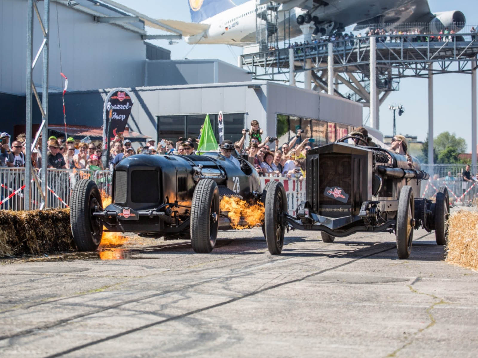 Bentley-Packard Mavis am Start mit dem Brutus-Experimentalfahrzeug