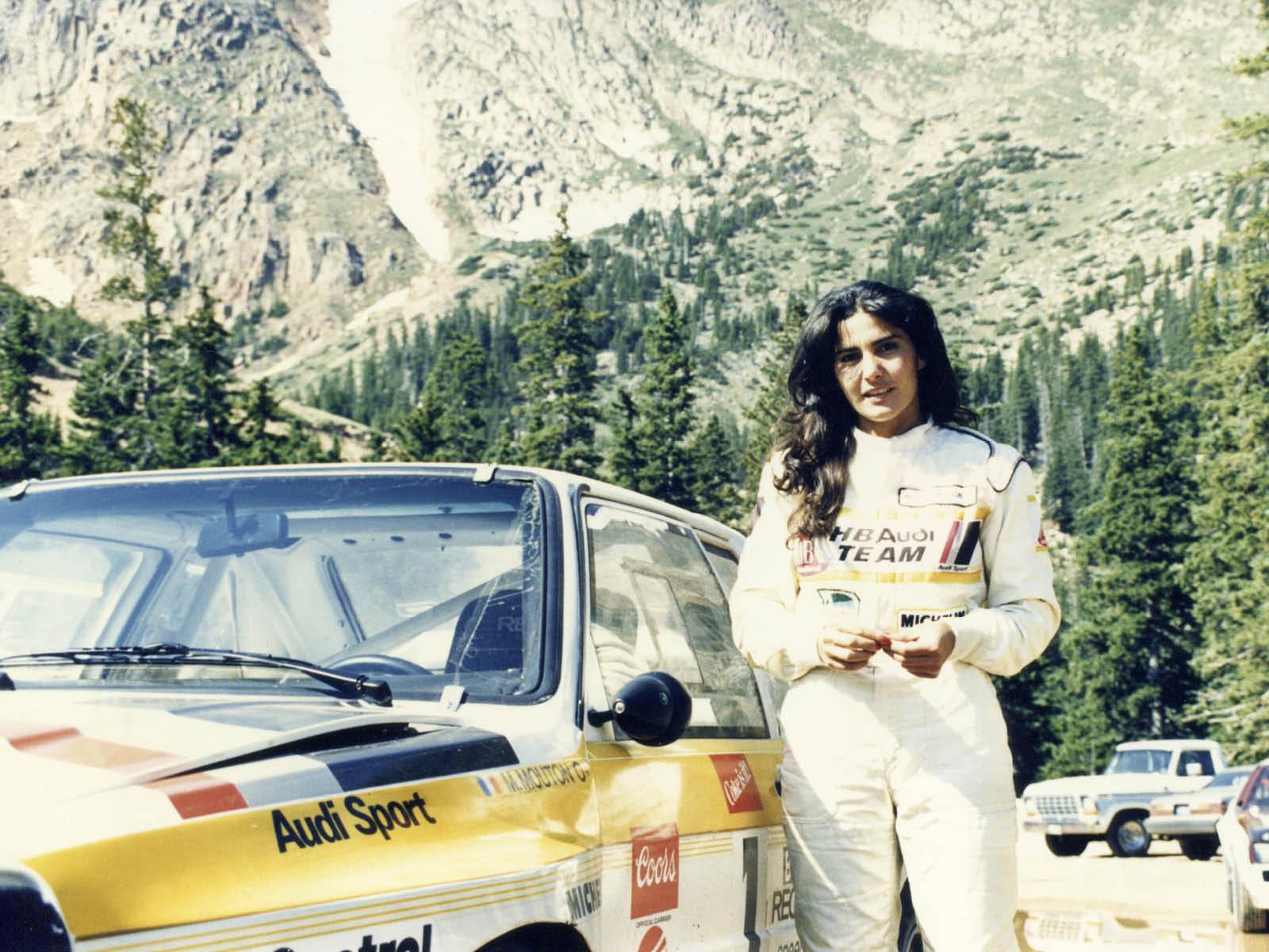 Genau 40 Jahre nach ihrem atemberaubenden Auftritt wurde Michèle Mouton anlässlich der 103. Ausgabe des „Race to the Clouds“ in die dortige Hall of Fame aufgenommen