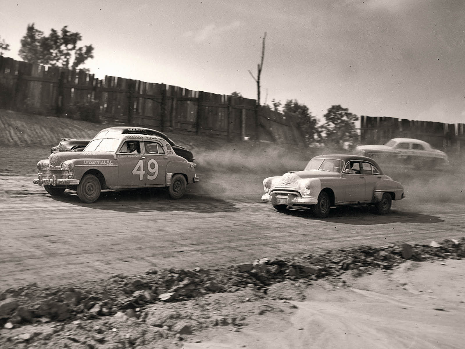 Die frühen Rennen der NASCAR fanden auf Sand-Ovalen atsächlich mit Serienfahrzeugen statt, wie hier auf dem Charlotte Speedway im Jahr 1950 
