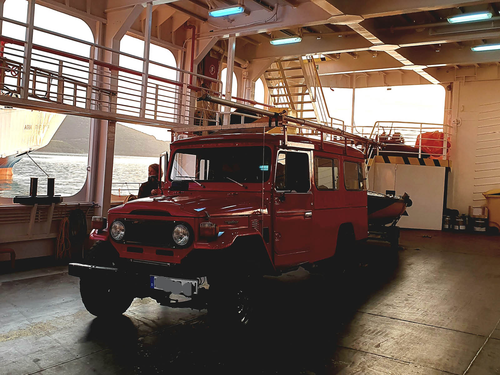 Kleine sonntägliche Genußtouren um die örtliche Kirche wären Ramackers zu wenig. Land Cruiser während der Fährpassage nach Korfu