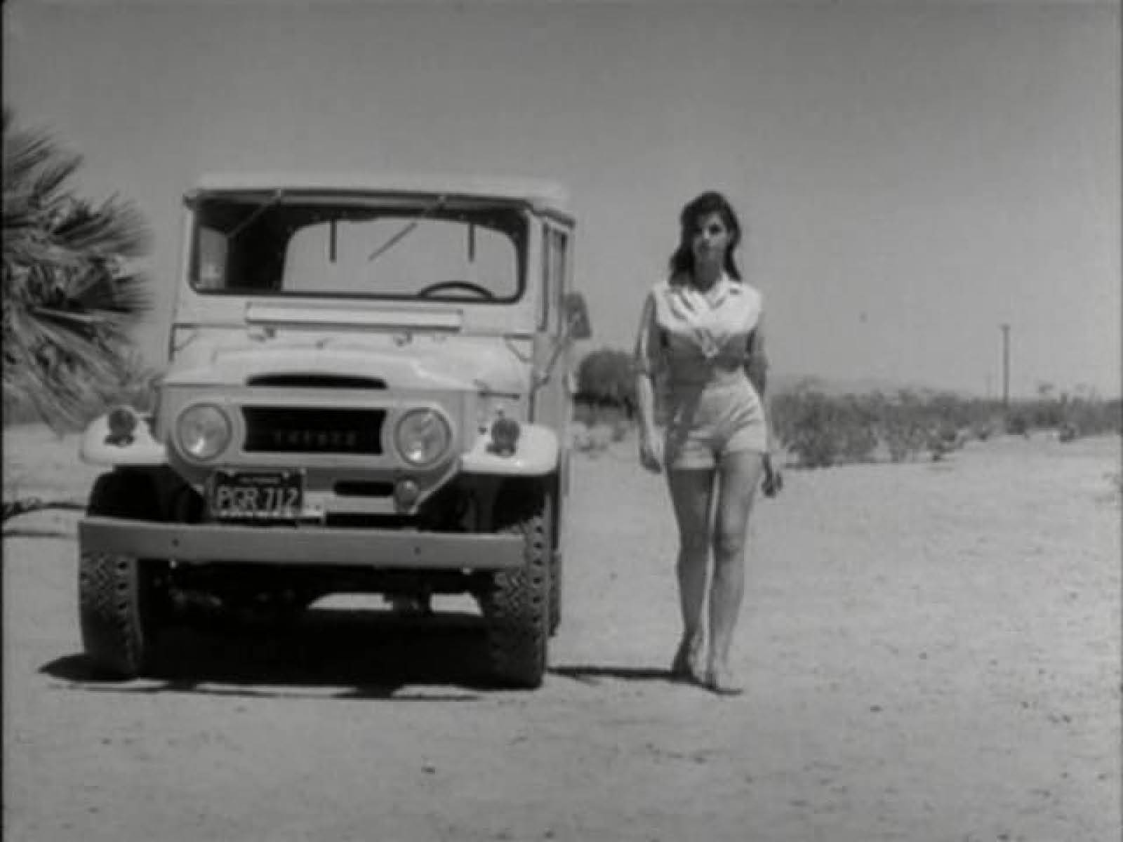 Toyota Motor Distributors of Hollywood, California statteten 1965 offiziell Russ Meyer mit Filmautos aus. Die Reaktionen aus der Konzernzentrale in Tokio darauf sind leider nicht überliefert   