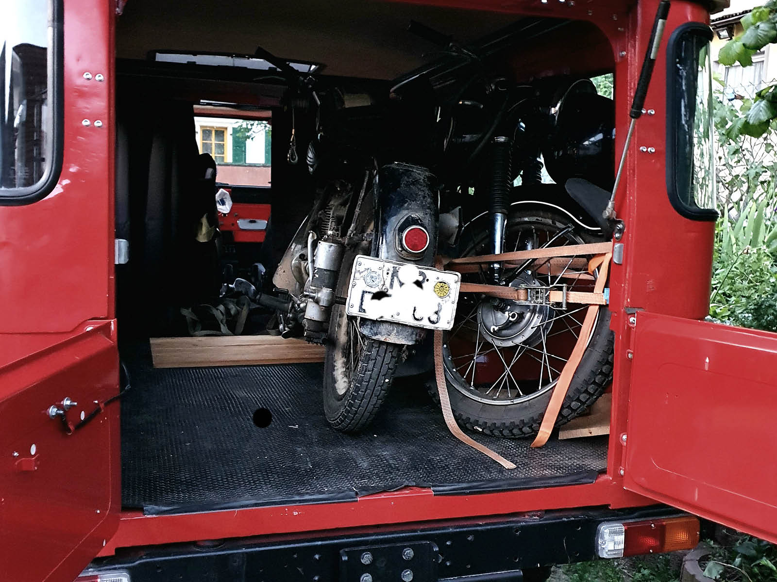 Während Kollegen Kofferraumvolumen noch in Getränkekisten auslitern, sind Motorräder Ramackers’ Maßeinheit