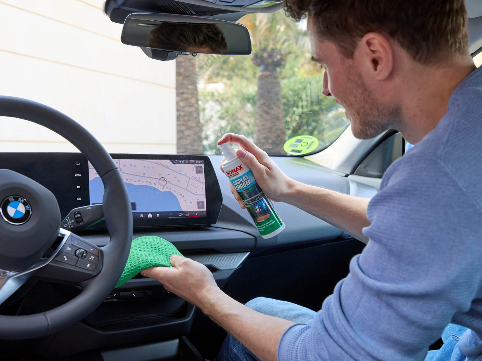 Der neue „Sonax Display Reiniger“ befreit empfindliche Displayoberflächen gründlich, schnell und materialschonend von typischen Verschmutzungen. Der „Sonax Cleanstar Ecocert“ entfernt schnell und bequem mit schonender Formel die typischen Innenraumverschm