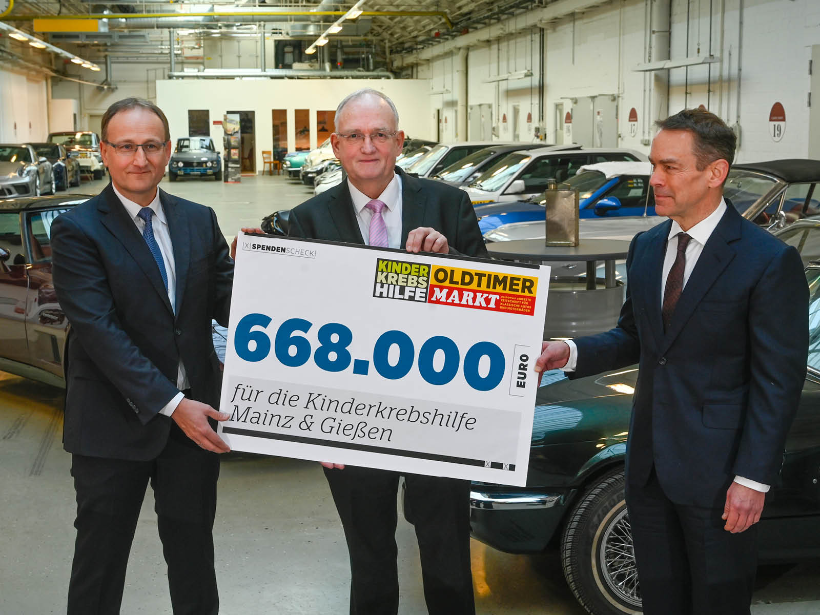 Prof. Dr. Jörg Faber aus Mainz und Prof. Dr. Dieter Körholz aus Gießen freuen sich gemeinsam mit Dr. Olaf Theisen, dem Verleger von OLDTIMER MARKT und ihrer Schwestertitel, über das sensationelle Ergebnis (von links) 