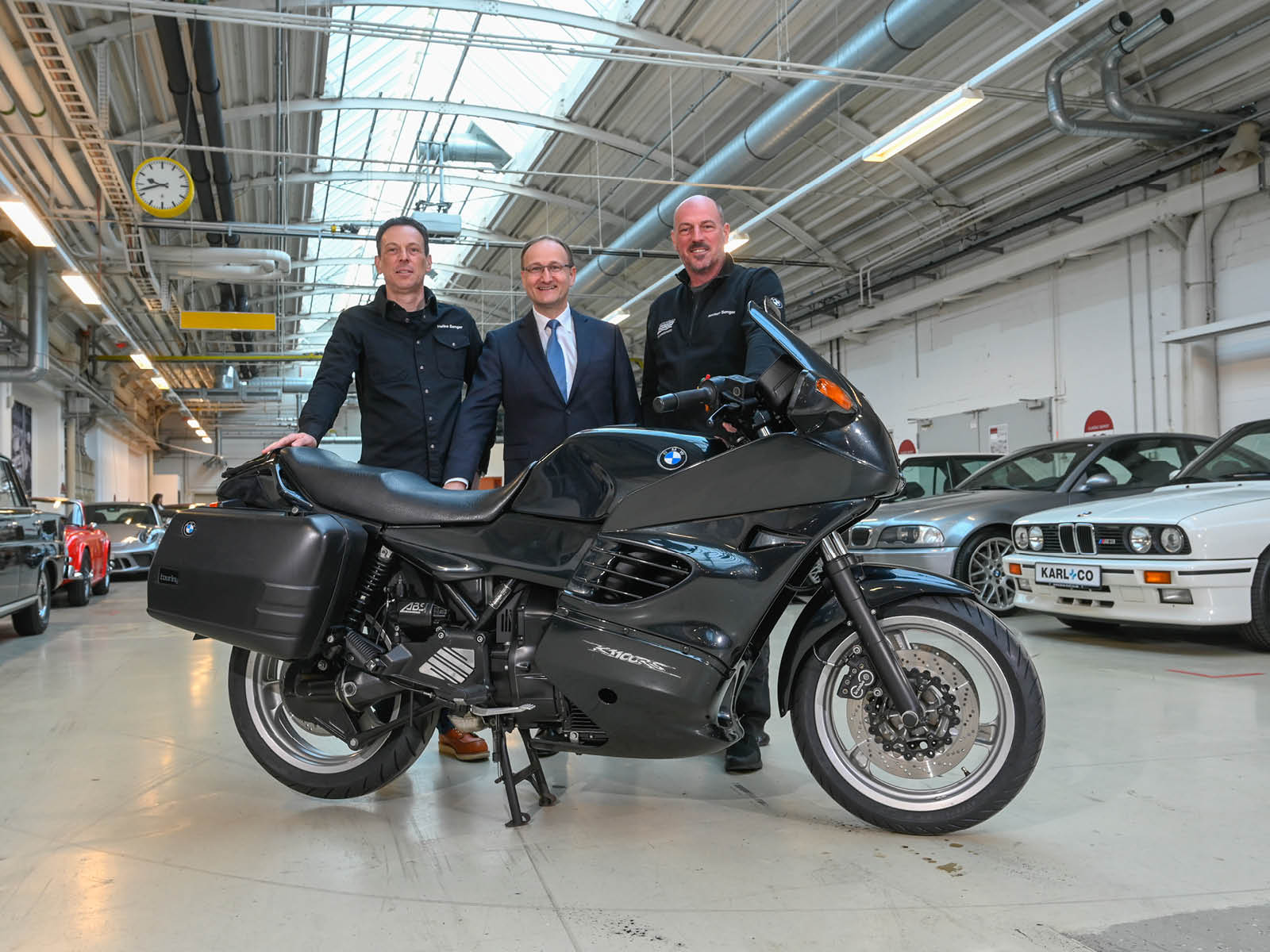 Heiko und Normen Senger von Motorrad Senger unterstützen Professor Fabers Kinderkrebsstation schon lange. Der BMW spendierten sie eine große Inspektion  