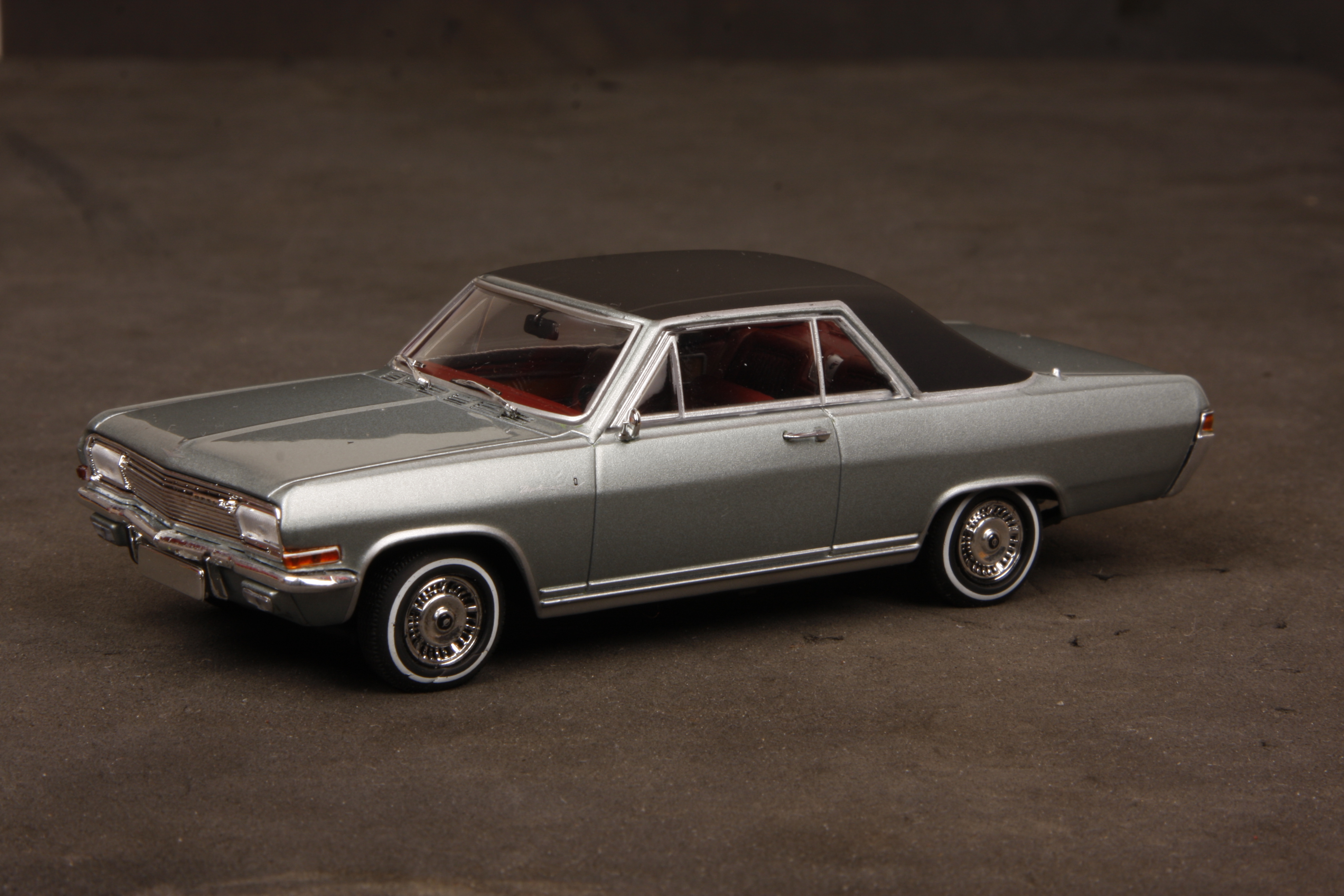 (1:43) Opel Diplomat V8 Coupé 1965 von Minichamps