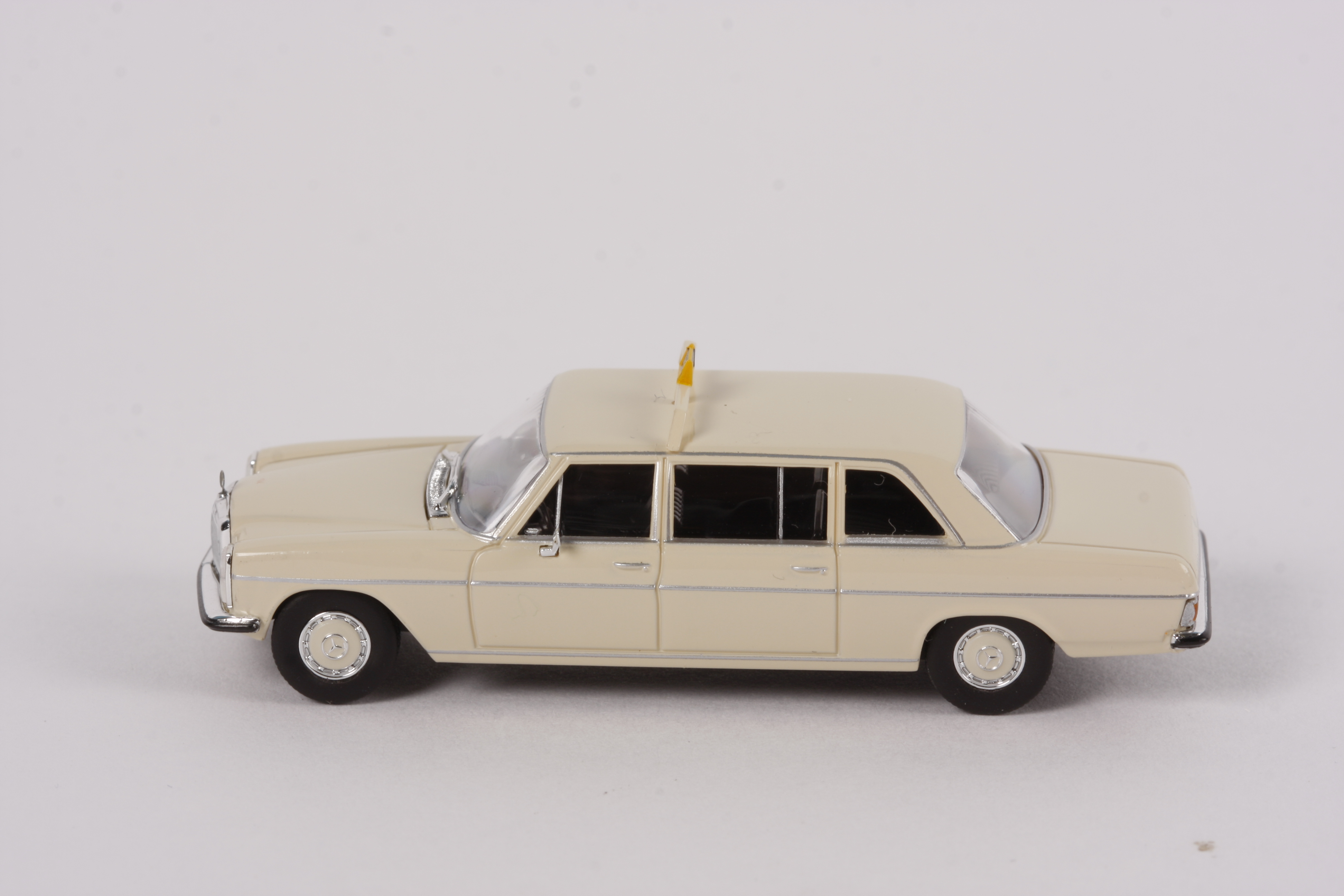 (1:87) Mercedes 608 Krankenwagen, Mercedes 190 Notarzt und Mercedes 220D lang