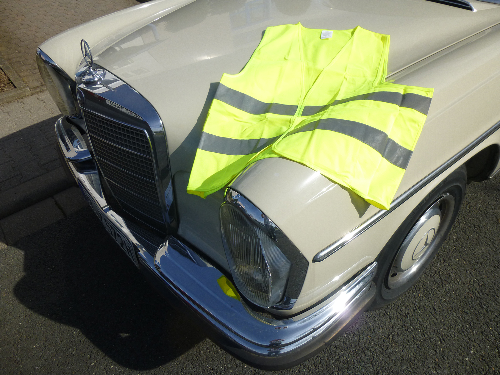 Warnwesten im Oldtimer