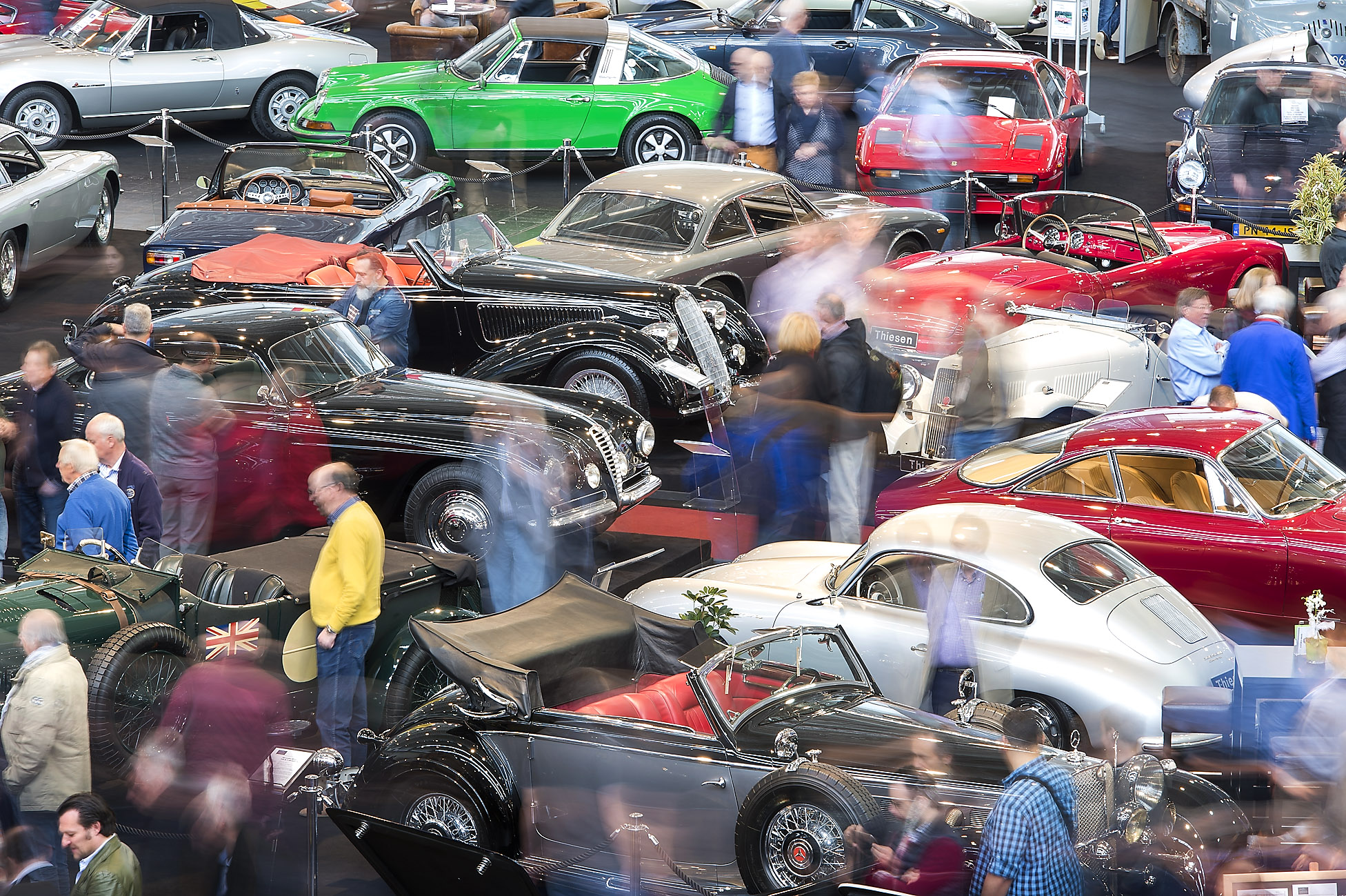 Viele Autos viele Menschen 